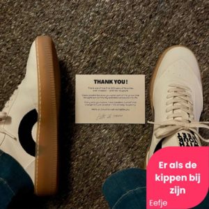 Titelplaatje bij het blog Er als de kippen bij zijn, met een paar witte Nooch Sneakers in beeld.
