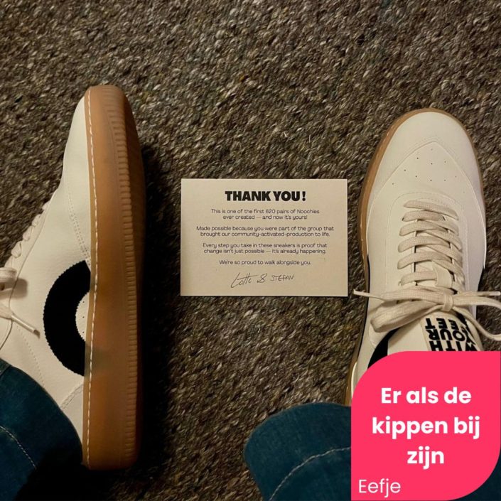 BLOG Er als de kippen bij Titelplaatje bij het blog Er als de kippen bij zijn, met een paar witte Nooch Sneakers in beeld.